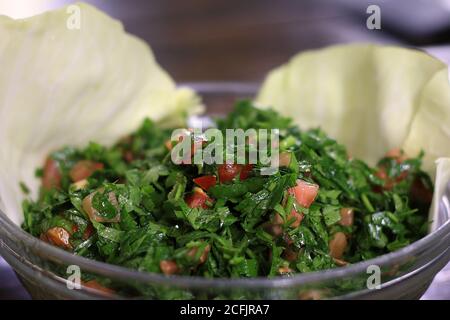 Una ciotola di tabbouleh, l'insalata libanese più popolare. Foto Stock