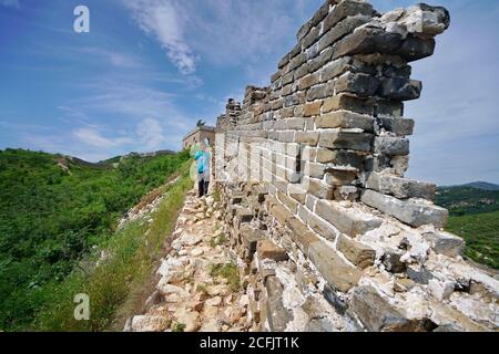 (200906) -- TANGSHAN, 6 settembre 2020 (Xinhua) -- li Dewang pattugliò la Grande Muraglia di Xuliukou nel villaggio di Xuliukou nella città di Qian'an, nella provincia di Hebei della Cina del nord, 4 settembre 2020. Li Dewang, 63 anni, è un villaggio di Xuliukou, dove si trova una sezione della Grande Muraglia cinese costruita risalente alla dinastia Ming (1368-1644). Dal 2008, l'età di 63 anni è stato un protettore della Grande Muraglia ed è incaricato di proteggere una sezione che è lunga quasi tre chilometri. Nel corso degli ultimi 12 anni, ha pattugliato la Grande Muraglia quasi ogni giorno, eliminando rifiuti e erbacce, e ricordando turisti e pastori t Foto Stock