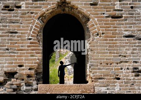 (200906) -- TANGSHAN, 6 settembre 2020 (Xinhua) -- li Dewang guarda il muro di una torre di guardia sulla Grande Muraglia di Xuliukou nel villaggio di Xuliukou nella città di Qian'an, nella provincia di Hebei, 4 settembre 2020. Li Dewang, 63 anni, è un villaggio di Xuliukou, dove si trova una sezione della Grande Muraglia cinese costruita risalente alla dinastia Ming (1368-1644). Dal 2008, l'età di 63 anni è stato un protettore della Grande Muraglia ed è incaricato di proteggere una sezione che è lunga quasi tre chilometri. Nel corso degli ultimi 12 anni, ha pattugliato la Grande Muraglia quasi ogni giorno, eliminando rifiuti e erbacce, e remi Foto Stock