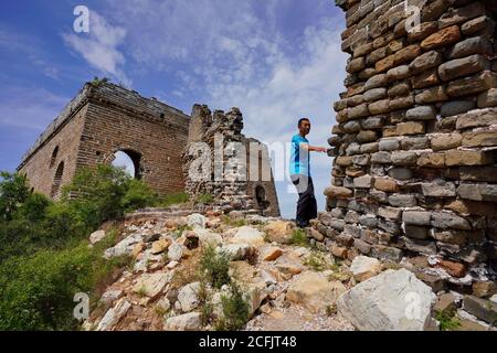 (200906) -- TANGSHAN, 6 settembre 2020 (Xinhua) -- li Dewang pattugliò la Grande Muraglia di Xuliukou nel villaggio di Xuliukou nella città di Qian'an, nella provincia di Hebei della Cina del nord, 4 settembre 2020. Li Dewang, 63 anni, è un villaggio di Xuliukou, dove si trova una sezione della Grande Muraglia cinese costruita risalente alla dinastia Ming (1368-1644). Dal 2008, l'età di 63 anni è stato un protettore della Grande Muraglia ed è incaricato di proteggere una sezione che è lunga quasi tre chilometri. Nel corso degli ultimi 12 anni, ha pattugliato la Grande Muraglia quasi ogni giorno, eliminando rifiuti e erbacce, e ricordando turisti e pastori t Foto Stock