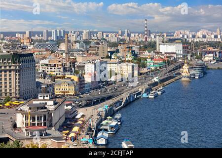 Vecchio quartiere di Kyiv, Polol con ormeggi e barche da diporto che si affacciano sul Dnipro terrapieno in un giorno d'estate luminoso, vista dall'alto, spazio copia. Foto Stock