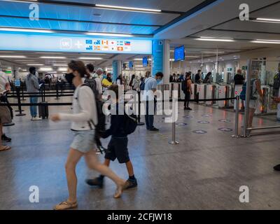 Arrivo di passeggeri aerei al controllo di frontiera del Regno Unito all'aeroporto di Gatwick. Foto Stock