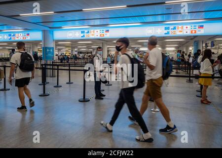 Arrivo di passeggeri aerei al controllo di frontiera del Regno Unito all'aeroporto di Gatwick. Foto Stock