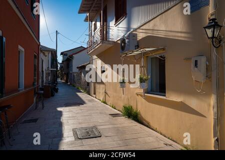 Una stretta strada laterale nella città di Lefkada. Foto Stock