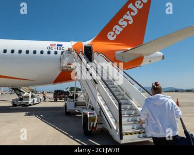 Passeggeri aerei che salgano a bordo di un volo EasyJet all'aeroporto di Aktion. Foto Stock