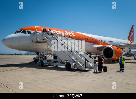 Passeggeri aerei che salgano a bordo di un volo EasyJet all'aeroporto di Aktion. Foto Stock