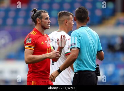 Gareth Bale del Galles parla all'arbitro Fabio Verissimo durante la partita UEFA Nations League Group 4 al Cardiff City Stadium di Cardiff. Foto Stock