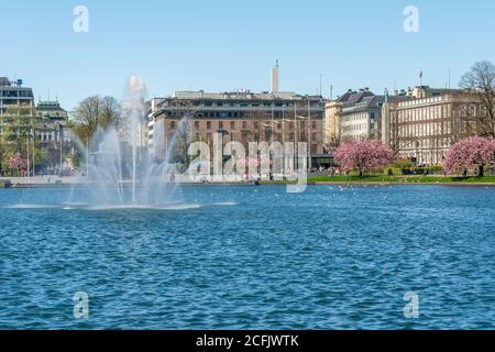 Lille Lungegardsvannet lago circondato da edifici sotto la luce del sole in Norvegia Foto Stock