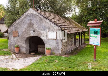 Antico lavatoio pubblico tipico solo in questa regione, Kali-medence, Koveskal, Ungheria Foto Stock