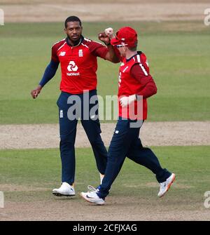 Chris Jordan (a sinistra) in Inghilterra festeggia con il capitano Eoin Morgan dopo aver preso il wicket del capitano australiano Aaron Finch durante la seconda partita Vitality IT20 all'Ageas Bowl, Southampton. Foto Stock