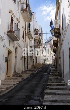 Via Matteo Imbriani, una pittoresca corsia che conduce fuori dalla piazza principale, Ostuni, Puglia, Italia Foto Stock