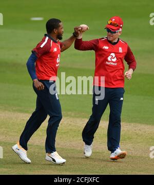 Chris Jordan (a sinistra) in Inghilterra festeggia con Eoin Morgan dopo aver preso il wicket dell'Aaron Finch australiano (non illustrato) durante la seconda partita Vitality IT20 all'Ageas Bowl di Southampton. Foto Stock