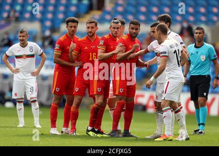 Ethan Ampadu del Galles, Tom Lockyer, Gareth Bale e Hal Robson­-Kanu (sinistra-destra) si allineano e competono per il posizionamento mentre attendono un calcio di punizione durante la partita UEFA Nations League Group 4 al Cardiff City Stadium di Cardiff. Foto Stock