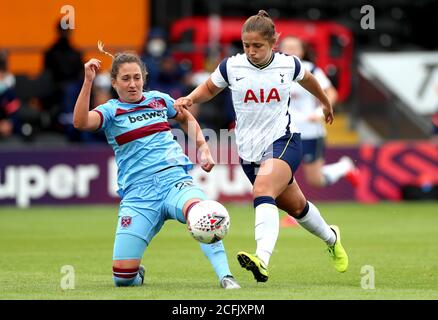 West Ham United's Laura Vetterlein (a sinistra) e Tottenham Hotspur's Kit Graham combattono per la palla durante la partita della Super League delle Femminile all'Hive Stadium di Londra. Foto Stock