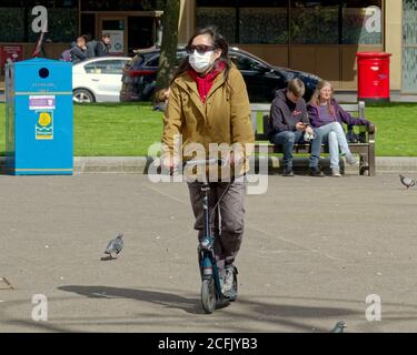 Glasgow, Scozia, Regno Unito, 6 settembre 2020: Tempo britannico: Tempo estivo soleggiato e probabilmente l'ultimo dell'anno ha visto la gente del posto e i turisti godersi il verde di George Square e le strade del centro della città mentre la città continua in blocco. Credit: Gerard Ferry/Alamy Live News Foto Stock