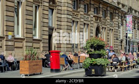 Glasgow, Scotland, UK, 6 settembre, 2020: Regno Unito Meteo: Sole estate tempo e probabilmente l'ultimo dell'anno ha visto locali e turisti godere il verde di George Square e le strade del centro della città come la città continua in lockdown.The casa contante witherspoons pub clienti godere della strada pedestrasata. La casa di conteggio in piazza George. Credit: Gerard Ferry/Alamy Live News Foto Stock