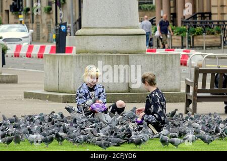 Glasgow, Scozia, Regno Unito, 6 settembre 2020: Tempo britannico: Tempo estivo soleggiato e probabilmente l'ultimo dell'anno ha visto la gente del posto e i turisti godersi il verde di George Square e le strade del centro della città mentre la città continua in blocco. Credit: Gerard Ferry/Alamy Live News Foto Stock