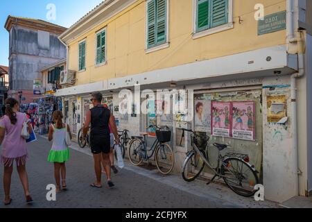 Ioannou Mela o Mela Street, la principale via dello shopping nella città di Lefkada. Foto Stock