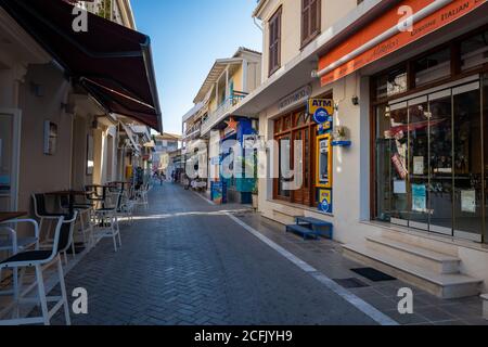 Ioannou Mela o Mela Street, la principale via dello shopping nella città di Lefkada. Foto Stock