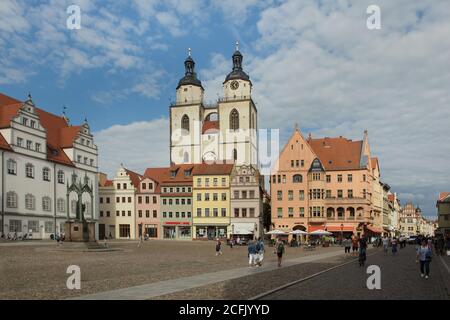 Chiesa cittadina (Stadtkirche) conosciuta anche come Chiesa Parrocchiale di Santa Maria (Pfarrkirche St. Marien) raffigurata da Marktplatz (Piazza del mercato) a Wittenberg, Sassonia-Anhalt, Germania. Foto Stock