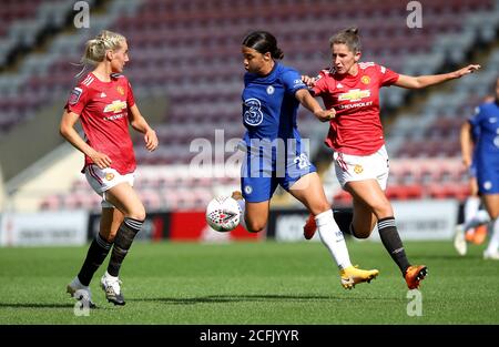 Samantha Kerr di Chelsea (centro) combatte per la palla con Millie Turner di Manchester United (a sinistra) e Abbie McManus durante la partita della Super League femminile fa al Leigh Sports Village Stadium di Manchester. Foto Stock