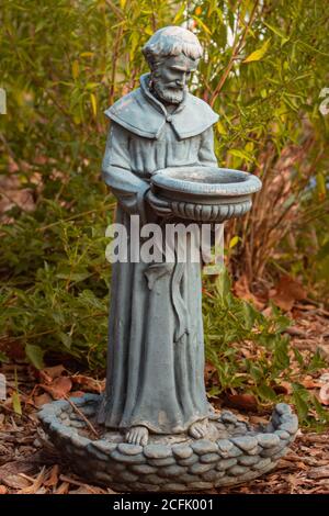 Statua di figura religiosa che tiene un cesto vuoto - A. piantatrice Foto Stock