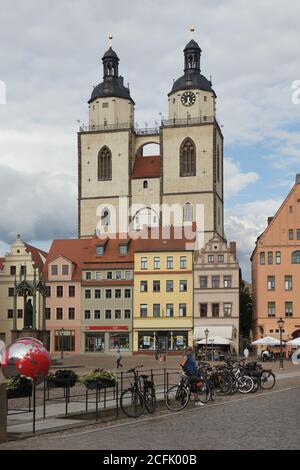 Chiesa cittadina (Stadtkirche) conosciuta anche come Chiesa Parrocchiale di Santa Maria (Pfarrkirche St. Marien) raffigurata da Marktplatz (Piazza del mercato) a Wittenberg, Sassonia-Anhalt, Germania. Foto Stock