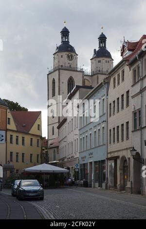 Chiesa cittadina (Stadtkirche) conosciuta anche come Chiesa Parrocchiale di Santa Maria (Pfarrkirche S. Marien) raffigurata da Mittelstraße a Wittenberg, Sassonia-Anhalt, Germania. Foto Stock