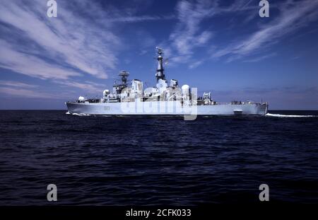 Uno di una classe il cacciatorpediniere di tipo 82 Falklands HMS Bristol Foto Stock