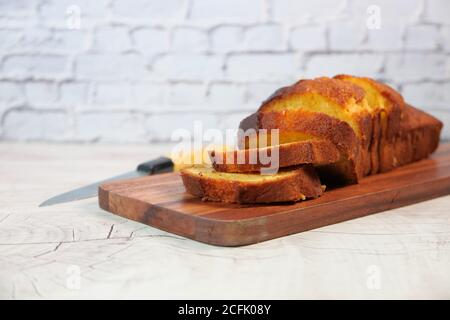 Primo piano della torta da forno sul tagliere . Foto Stock