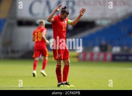 La Gareth Bale del Galles reagisce durante la partita della UEFA Nations League Group 4 al Cardiff City Stadium di Cardiff. Foto Stock