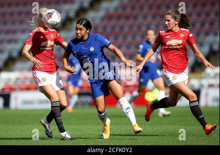 Samantha Kerr di Chelsea (centro) combatte per la palla con Millie Turner di Manchester United (a sinistra) e Abbie McManus durante la partita della Super League femminile fa al Leigh Sports Village Stadium di Manchester. Foto Stock