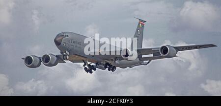 Boeing KC-135R Stratotanker USAFE 80100 sull'approccio finale alla RAF Mildenhall Foto Stock