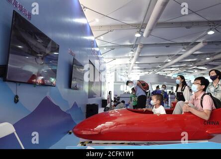 (200906) -- PECHINO, 6 settembre 2020 (Xinhua) -- la gente sperimenta un simulatore di bob alla Sala delle Esposizioni di Sport invernali della Fiera Internazionale del Commercio dei servizi della Cina 2020 (CIFTIS) a Pechino, capitale della Cina, 6 settembre 2020. Il CIFTIS si svolge il 4-9 settembre a Pechino. (Xinhua/Cai Yang) Foto Stock