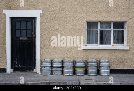 Barili di birra all'esterno di un tradizionale pub irlandese chiuso nella contea rurale di Kerry. Foto Stock