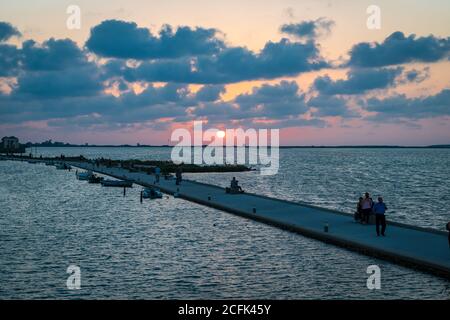 Spettacolare vista del tramonto nella città di Lefkada, la capitale dell'isola. Foto Stock