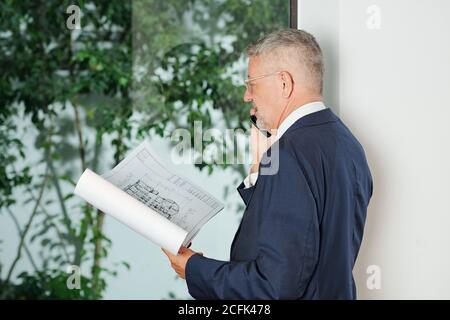 Investor che chiama al telefono Foto Stock
