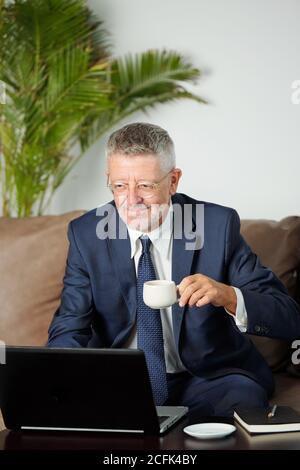 Imprenditore che risponde alle e-mail Foto Stock