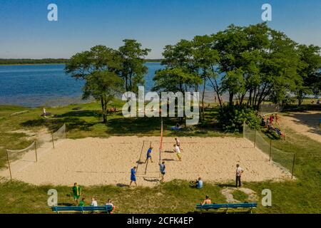 Shatsk- Ucraino 25 luglio 2020: Giocatori indefiniti in azione durante il campionato ellenico Beach Volley Masters 2020. Scatto aereo Foto Stock