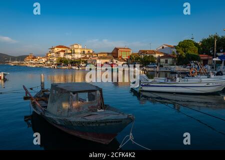 Una vista sulla città di Lefkada, la capitale dell'isola, con edifici e barche che riflettono sulle acque fertane del canale. Foto Stock