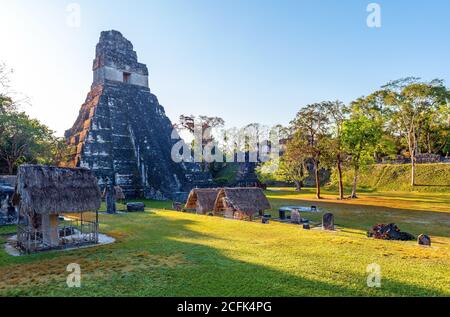 Piazza principale del sito archeologico Maya di Tikal con il Tempio i o il Tempio della Grande Piramide Giaguaro sulla sinistra, Peten Rainforest, Guatemala. Foto Stock