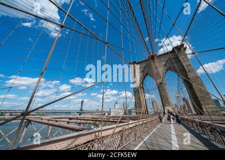 La gente cammina lungo la Brooklyn Bridge Promenade a New York City. Foto Stock