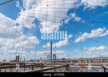 Le nuvole galleggiano nel cielo sulle residenze Lower East Side di Manhattan oltre il Ponte di Brooklyn a New York City NY USA il 16 2029 maggio. Foto Stock