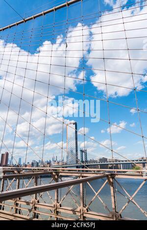 Le nuvole galleggiano nel cielo sulle residenze Lower East Side di Manhattan oltre il Ponte di Brooklyn a New York City NY USA il 16 2029 maggio. Foto Stock