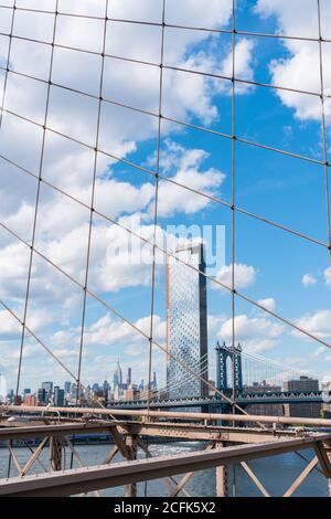 Le nuvole galleggiano nel cielo sulle residenze Lower East Side di Manhattan oltre il Ponte di Brooklyn a New York City NY USA il 16 2029 maggio. Foto Stock