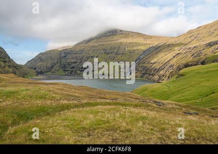 Scattare foto della baia di Pollurinn a Saksun senza tregua. Foto Stock