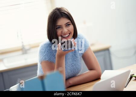 Ragazza adolescente che ha classi in linea a casa Foto Stock