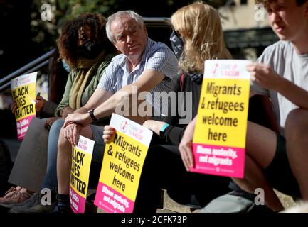 I dimostranti partecipano a un raduno di protesta per i rifugiati Welcome e Black Lives Matter a Glasgow organizzato da Stand Up to Racism Scotland. Foto Stock