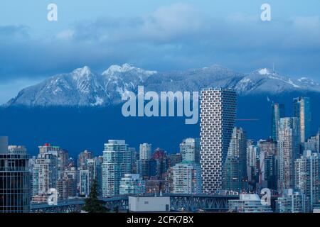 Vancouver, Canada - circa 2019: Centro di Vancouver e le montagne Foto Stock