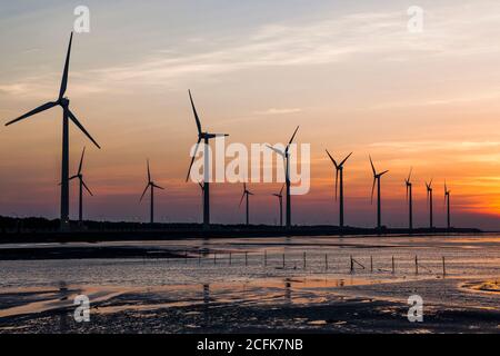 Il paesaggio delle zone umide di Gaomei e la centrale eolica di Taichung Taiwan, sistemi energetici ed energia rinnovabile. Foto Stock